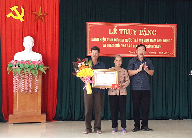 Truy tặng danh hiệu "Bà mẹ Việt Nam Anh hùng" cho mẹ Trần Thị Ịn