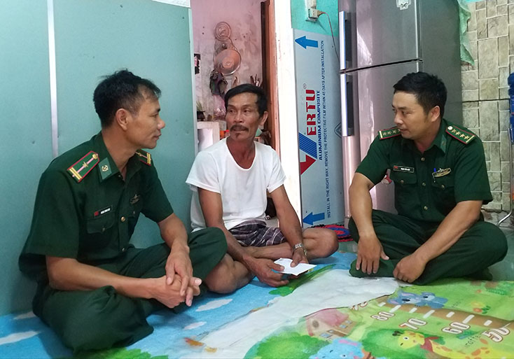 Tình người trên biển