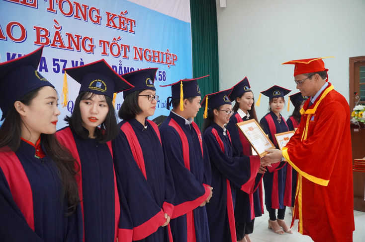 Đại học Quảng Bình: Thêm gần 800 sinh viên tốt nghiệp ra trường
