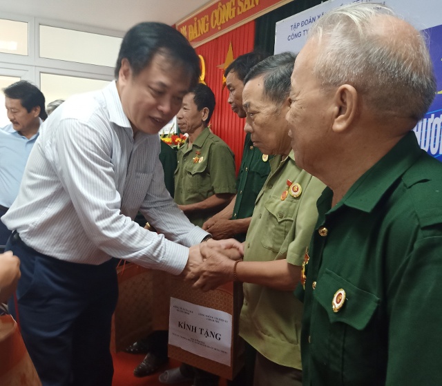 Cổng Thông tin điện tử Chính phủ và Công ty Xăng dầu Quảng Bình: Thăm, tặng quà gia đình chính sách