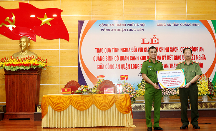 Công an quận Long Biên (Hà Nội) trao tặng nhà tình nghĩa tại Quảng Bình