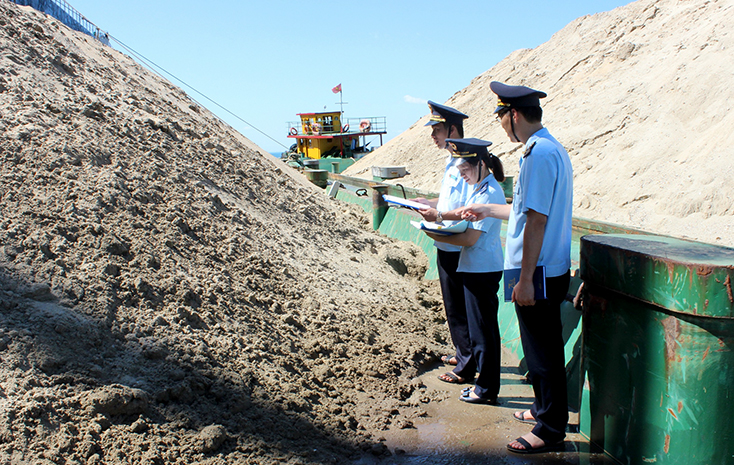 Chi cục Hải quan cửa khẩu cảng Hòn La:  Cải cách thủ tục hành chính tạo thuận lợi cho doanh nghiệp