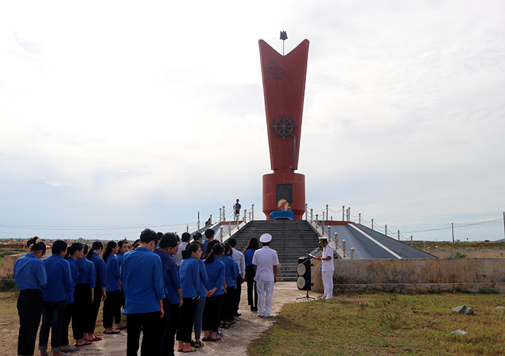 Dâng hương tưởng niệm tại Bia di tích chiến thắng sông Gianh