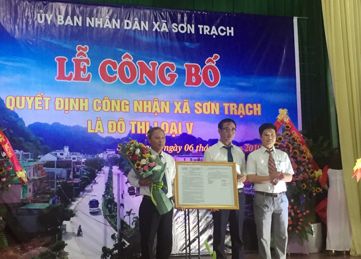 Bố Trạch: Công bố quyết định xã Sơn Trạch là đô thị loại V