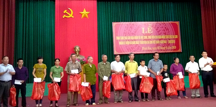 Minh Hóa:  Trao trên 100 suất quà cho nạn nhân và con em nạn nhân chất độc da cam