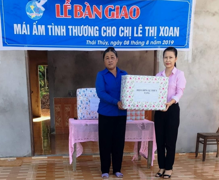 Bàn giao nhà "Mái ấm tình thương" cho phụ nữ nghèo