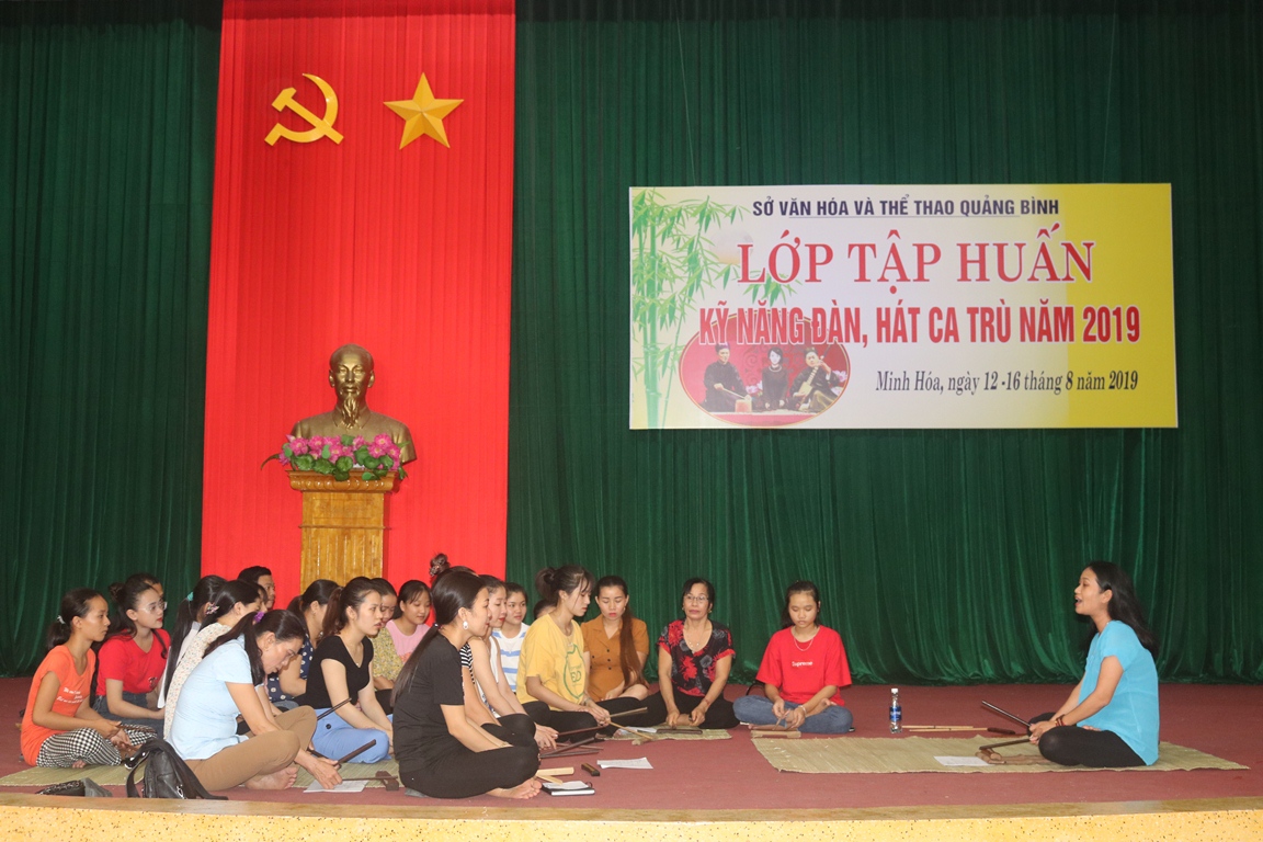 Mở lớp truyền dạy kỹ năng đàn và hát ca trù tại huyện Minh Hóa