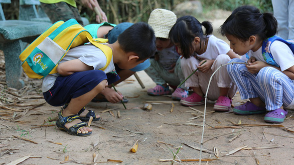 Cho con chạm vào thiên nhiên