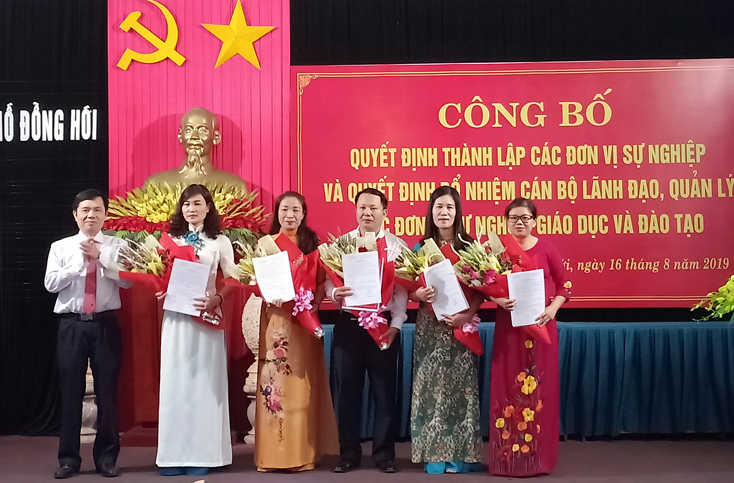 TP. Đồng Hới: Công bố quyết định thành lập các đơn vị trường học và bổ nhiệm lãnh đạo quản lý
