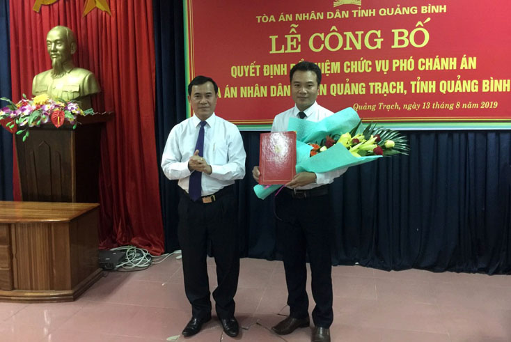 Công bố và trao quyết định bổ nhiệm Chánh án, Phó Chánh án TAND cấp huyện