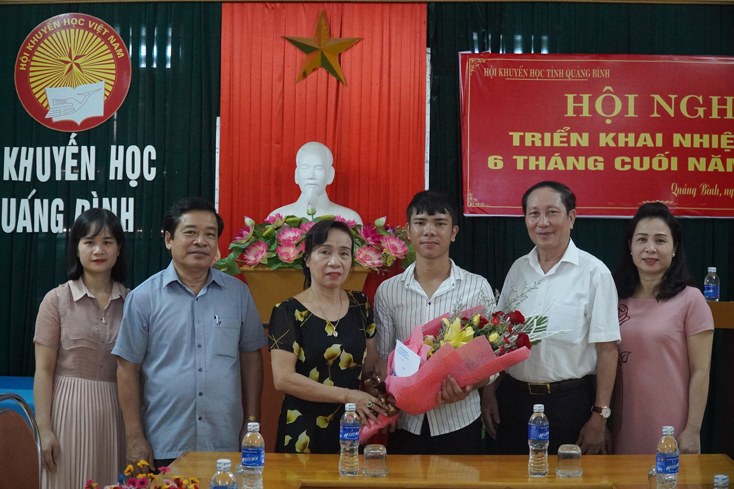 Trao thưởng cho thí sinh đạt 2 điểm 10 kỳ thi THPT quốc gia 2019