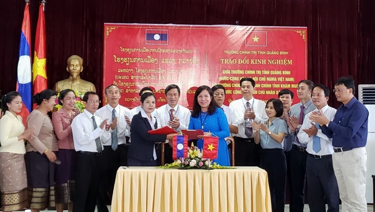 Trường Chính trị tỉnh-Trường Chính trị-Hành chính tỉnh Khăm Muộn: Hội đàm và ký kết chương trình hợp tác
