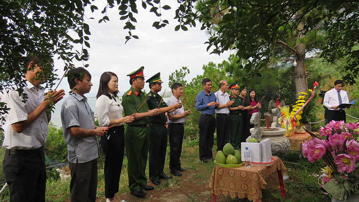 Các đồng chí lãnh đạo tỉnh dâng hương, viếng mộ Đại tướng Võ Nguyên Giáp