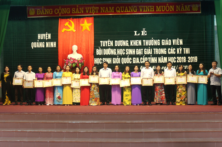 Quảng Ninh: Tuyên dương, khen thưởng giáo viên và học sinh giỏi