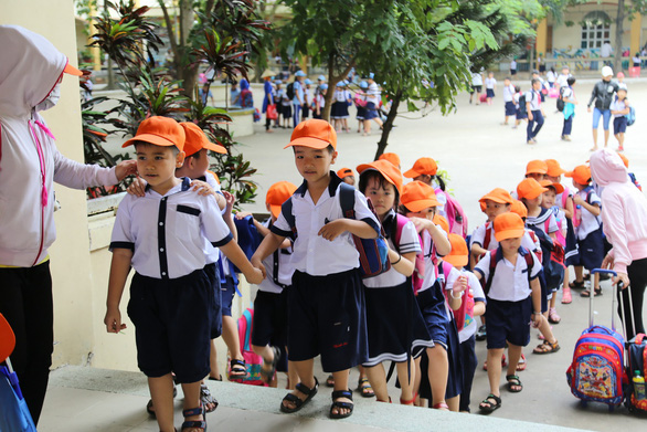 Khai giảng, sao cứ chỉ lo phông màn, loa đài?