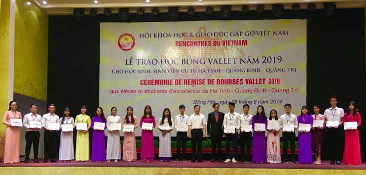 Trao gần 3 tỷ đồng học bổng Vallet cho sinh viên, học sinh 3 tỉnh Quảng Bình, Quảng Trị và Hà Tĩnh