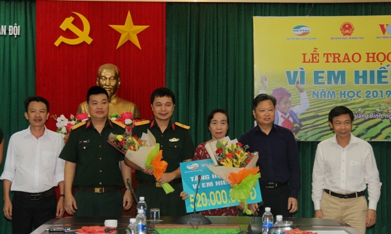 Viettel Quảng Bình trao học bổng "Vì em hiếu học"