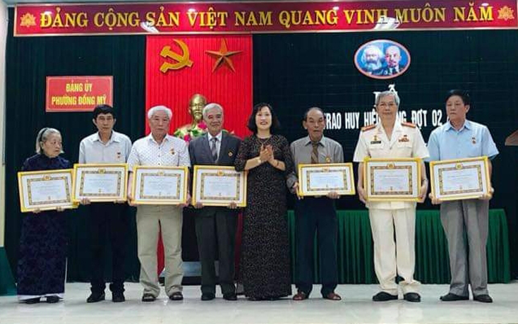 TP. Đồng Hới: Trên 250 đảng viên được trao tặng Huy hiệu Đảng dịp 2-9