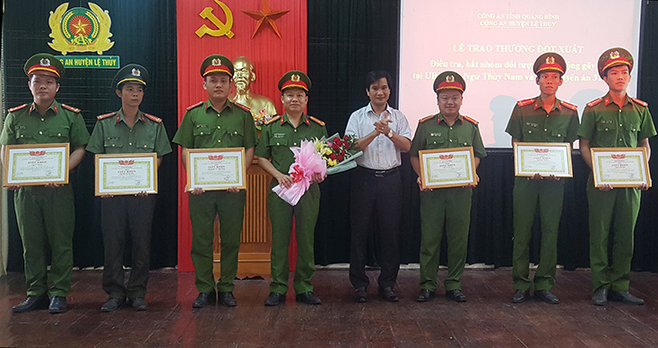 Lệ Thủy: Trao thưởng các tập thể, cá nhân trong đấu tranh phòng, chống tội phạm
