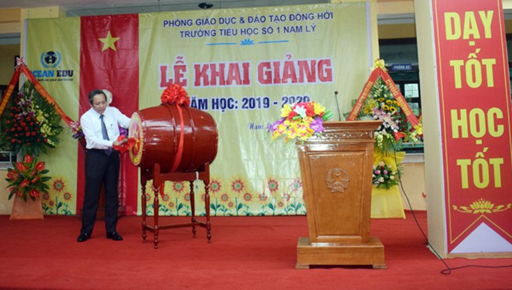 Các đồng chí lãnh đạo tỉnh dự lễ khai giảng năm học 2019-2020