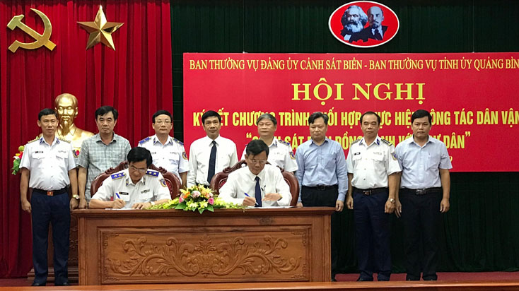 Ký kết chương trình phối hợp thực hiện công tác dân vận "Cảnh sát biển đồng hành với ngư dân"