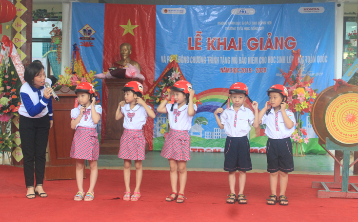 Gần 19 nghìn học sinh được tặng mũ bảo hiểm "Giữ trọn ước mơ"