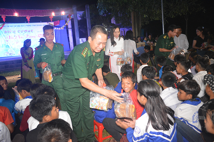 Bộ đội Biên phòng Quảng Bình tổ chức nhiều hoạt động thiết thực cho đồng bào vùng biên