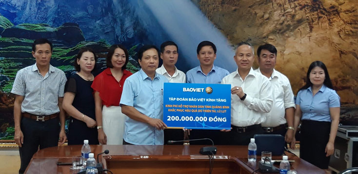 Tập đoàn Bảo Việt ủng hộ đồng bào bị thiệt hại lũ lụt tỉnh Quảng Bình 200 triệu đồng