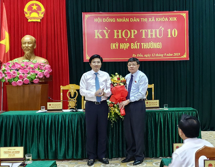 Đồng chí Đoàn Minh Thọ được bầu giữ chức danh Chủ tịch UBND thị xã Ba Đồn