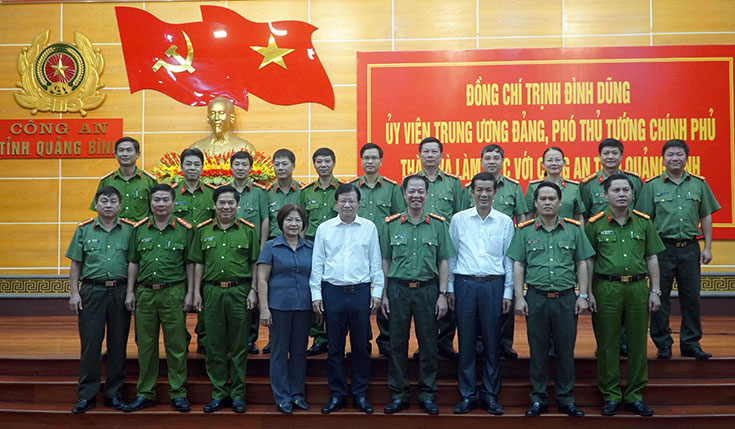 Đồng chí Phó Thủ tướng Chính phủ Trịnh Đình Dũng làm việc với Công an tỉnh Quảng Bình