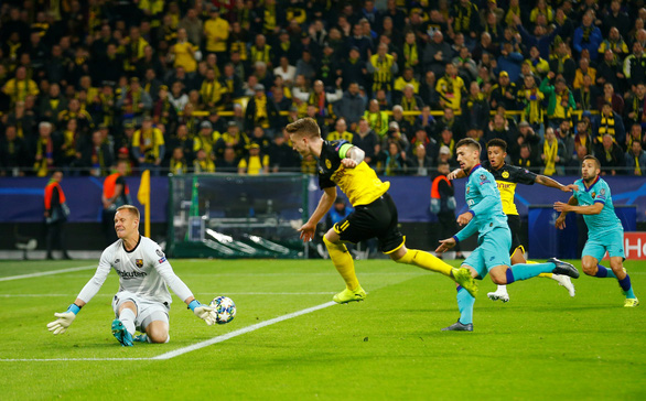 Thủ thành Stegen tỏa sáng, Barca cầm chân Dortmund