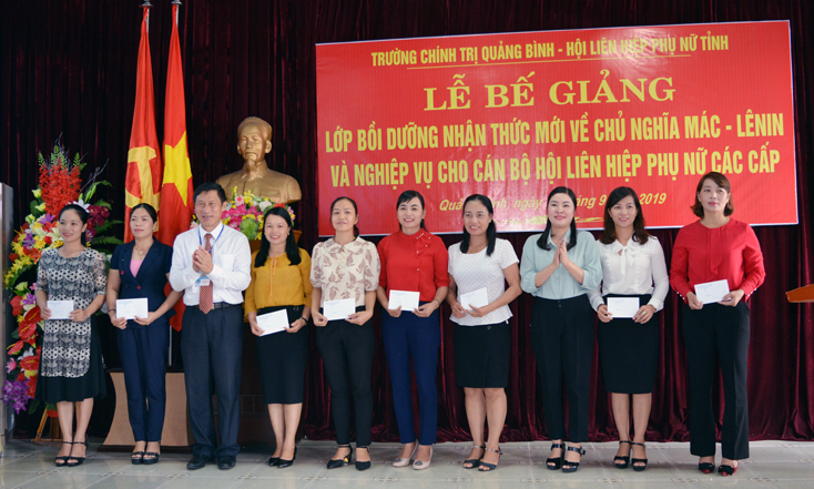 Bế giảng lớp bồi dưỡng nhận thức mới về chủ nghĩa Mác-Lênin