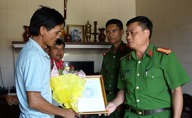 Khen thưởng người dân giúp Công an bắt đối tượng trộm