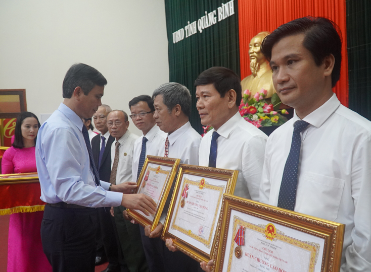 Phát động phong trào thi đua "Cán bộ, công chức, viên chức thi đua thực hiện văn hóa công sở"