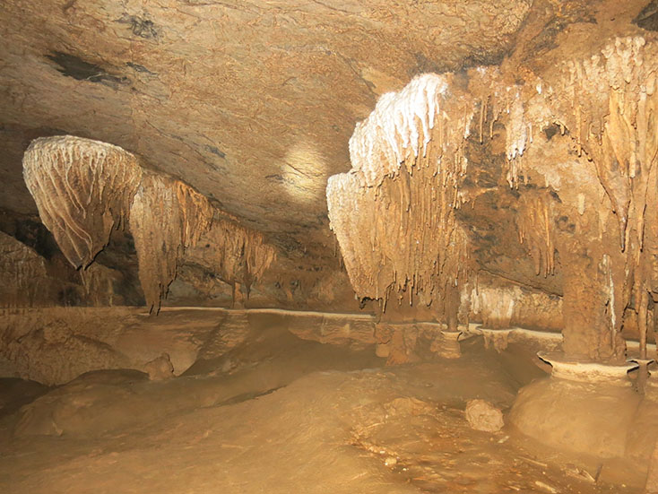 Chiêm ngưỡng vẻ đẹp hang Văn Công