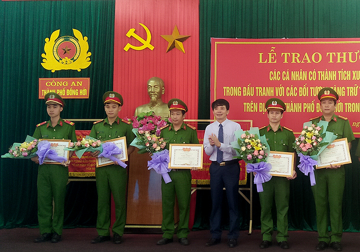 TP. Đồng Hới:  Trao thưởng cán bộ, chiến sỹ Công an có thành tích xuất sắc trong phòng, chống ma túy