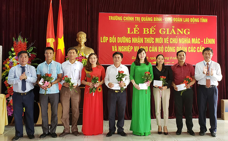 Bế giảng lớp bồi dưỡng nhận thức mới về chủ nghĩa Mác-Lênin