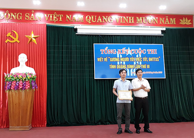 Trao giải cuộc thi viết về "Gương người tốt, việc tốt, điển hình tiên tiến xuất sắc" tỉnh Quảng Bình lần thứ III