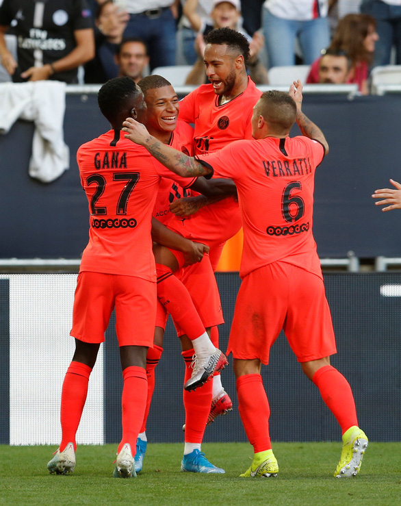 'Pele mới' Mbappe chuyền bóng 'dọn cỗ' cho Neymar lập công giải cứu PSG