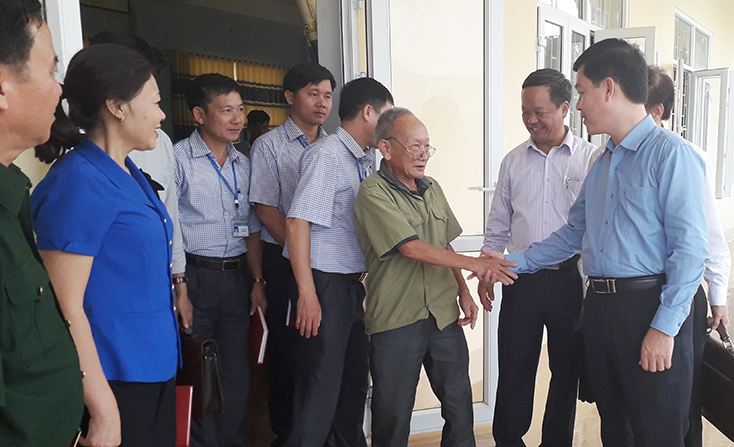 Đồng chí Bí thư Huyện ủy Tuyên Hóa đối thoại với nhân dân