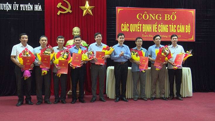 Huyện ủy Tuyên Hóa: Công bố các quyết định về công tác cán bộ