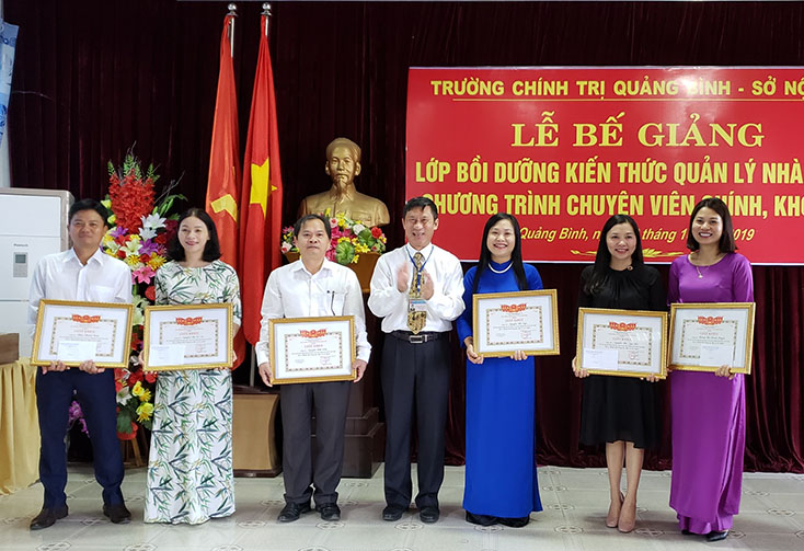 Bế giảng lớp bồi dưỡng kiến thức quản lý Nhà nước chương trình chuyên viên chính, khóa 15