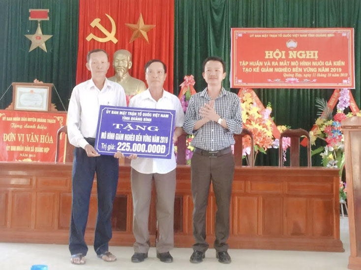 Ủy ban MTTQVN tỉnh: Ra mắt mô hình và tập huấn nuôi gà kiến thả vườn tại xã Quảng Hợp