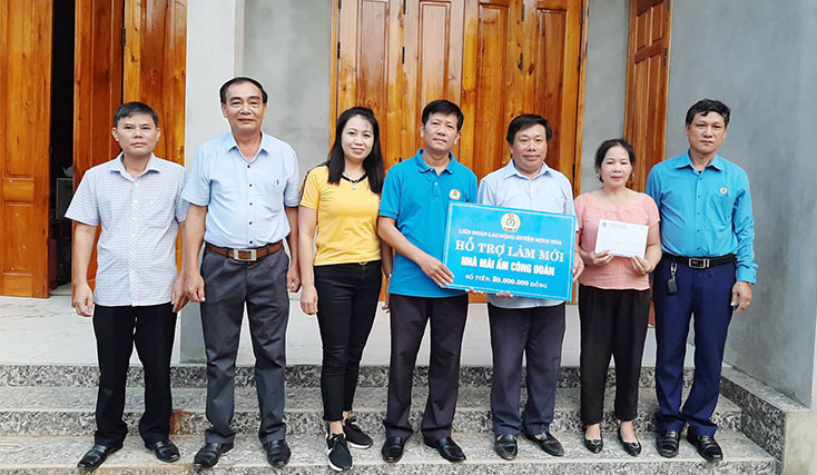 LĐLĐ huyện Minh Hóa hỗ trợ đoàn viên xây nhà "Mái ấm công đoàn"