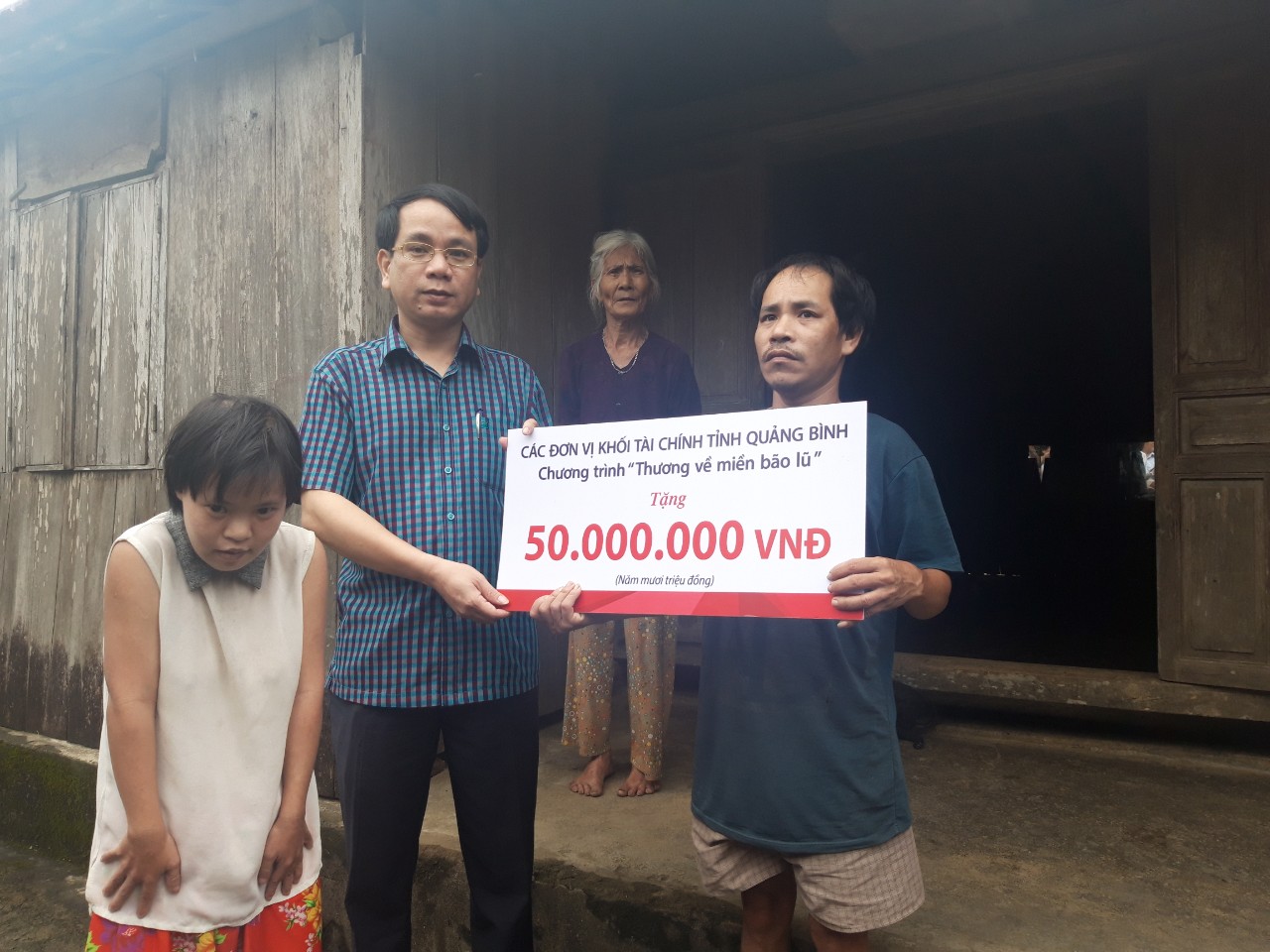 Khối các đơn vị tài chính tỉnh Quảng Bình hỗ trợ vùng lũ Minh Hóa hơn 380 triệu đồng