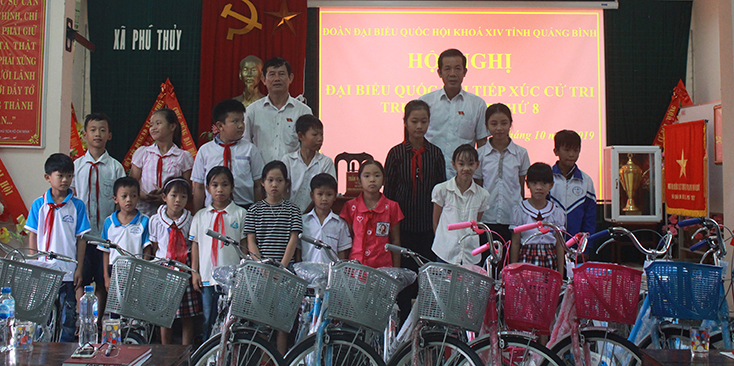 Đoàn đại biểu Quốc hội tỉnh tiếp xúc với cử tri huyện Lệ Thủy và Quảng Ninh
