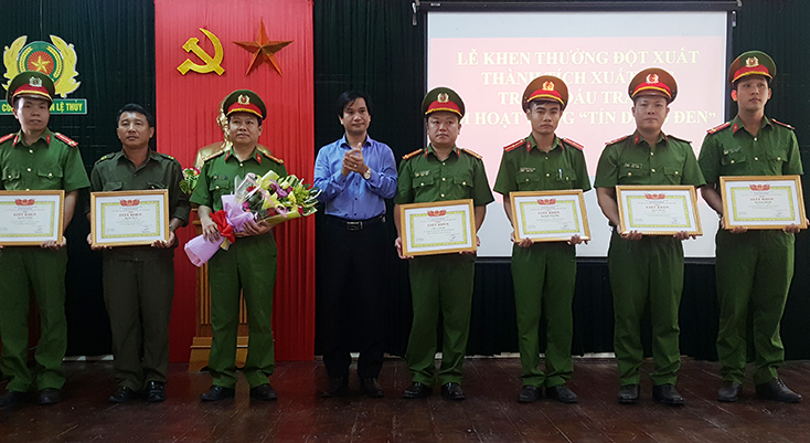 Lệ Thủy:  Khen thưởng đột xuất các tập thể, cá nhân đấu tranh với "tín dụng đen"