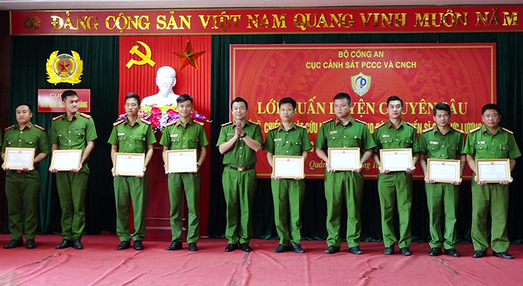 Huấn luyện chuyên sâu về kỹ thuật, chiến thuật cứu nạn, cứu hộ