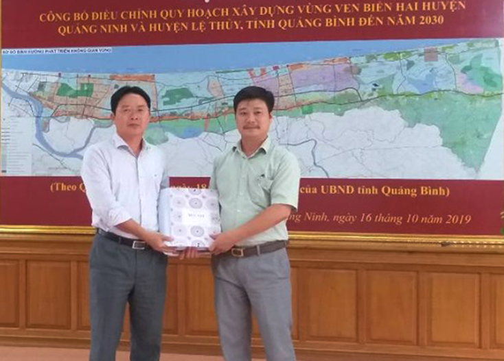 Công bố quyết định điều chỉnh quy hoạch xây dựng vùng ven biển Quảng Ninh và Lệ Thủy đến năm 2030