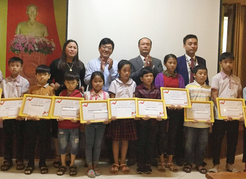 Prudential trao học bổng cho học sinh có hoàn cảnh khó khăn